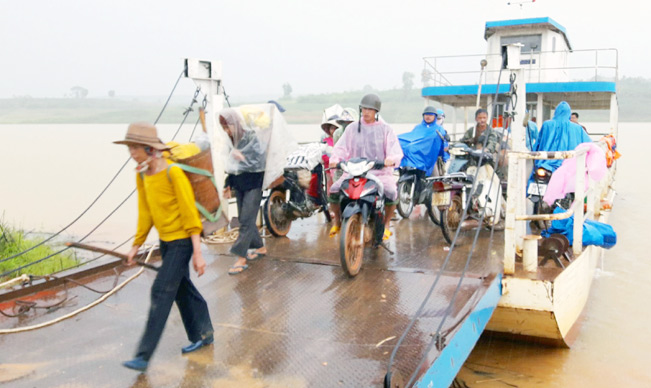 Tỷ phú A Hiếu đầu tư 3 tỉ đồng mua phà chở bà con vượt sông Pô Kô.