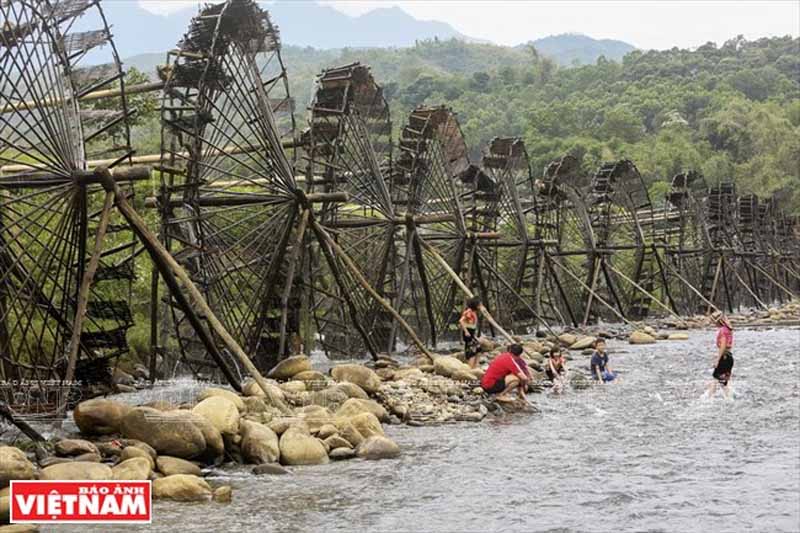 Cọn nước bản Nà Khương là điểm đến ưa thích của du khách và là sản phẩm mới trong chuỗi sản phẩm du lịch cộng đồng Tây Bắc năm 2017.