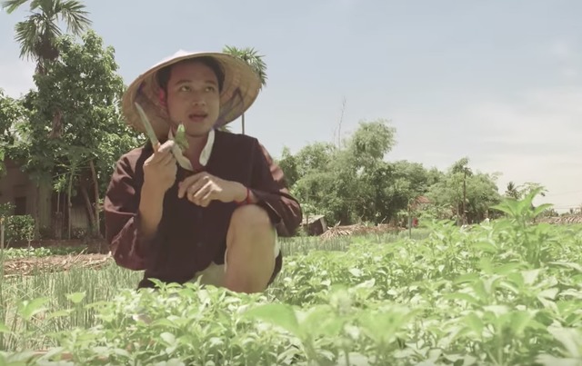 Ca sĩ Quang Vinh trải nghiệm một ngày làm nông dân trồng rau ở làng nghề truyền thống nổi tiếng trong chương trình truyền hình thực tế “Quang Vinh - Passport”. 