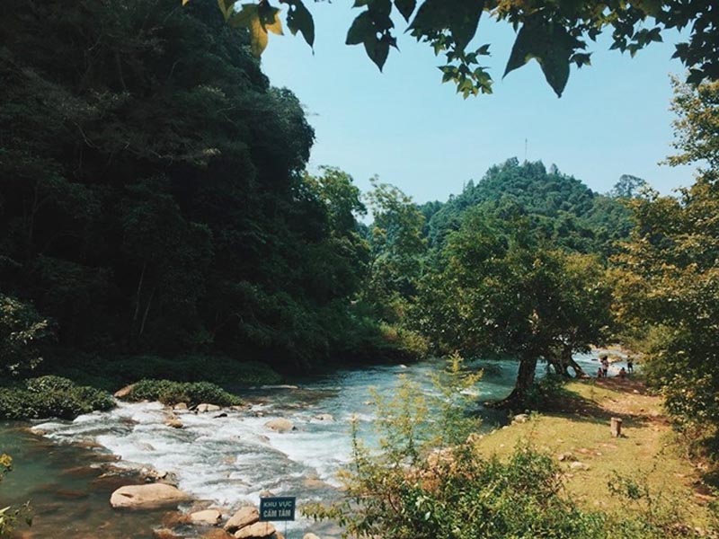  Khu di tích Pác Bó (cách trung tâm Cao Bằng 50 km) có núi Các-mác, suối Lê-nin, nhà trưng bày; giá vé là 20.000 đồng. Hồ Thang Hen có cảnh vật hoang sơ, cạnh đó có mấy nhà sàn để khách nghỉ chân, ăn uống.