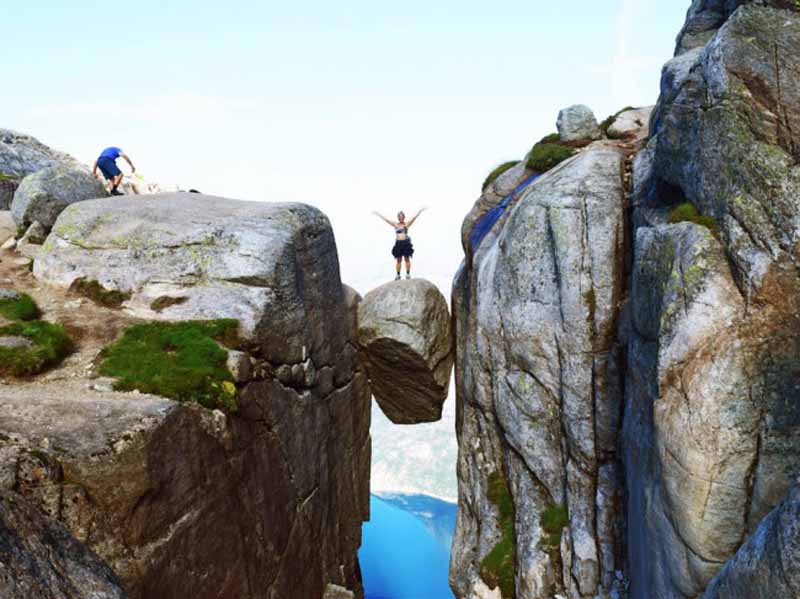  Kjeragbolten, Na Uy: Mặc dù tuyến đường dẫn lên núi Kjerag không quá khó khăn, nhưng tảng đá Kjeragbolten nằm giữa hai vách núi ở độ cao 300m có thể là “bẫy tử thần” đối với du khách thích cảm giác mạnh.