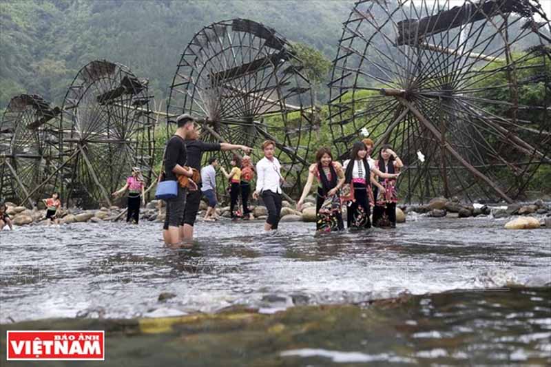 Du khách nghỉ ngơi, thư giãn, vui đùa, thưởng thức các món ăn địa phương và được hòa mình cùng nắng, gió của núi rừng.