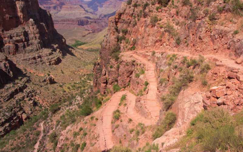 Bright Angel Trail, bang Arizona, Mỹ: Bang Arizona nổi tiếng với thời tiết rất nóng vào mùa hè, khiến lối đi Bright Angel Trail trở nên cực kỳ nguy hiểm trong thời gian này. Du khách có thể tử vong vì đau tim và mất nước.