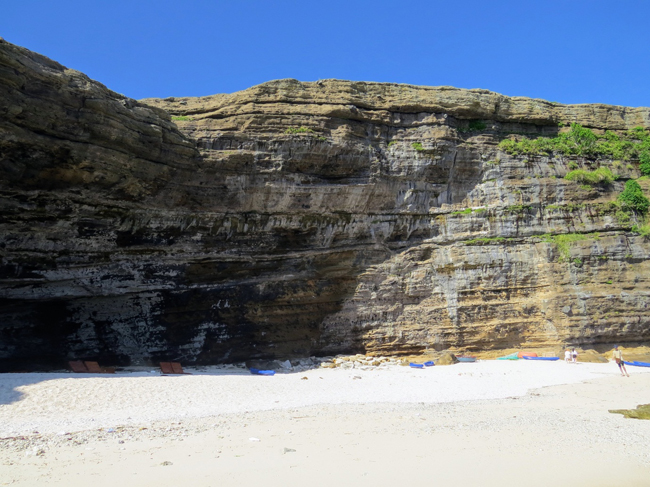 Thành núi đá lượn sóng gồ ghề với các gam màu sắc khác nhau tựa như một kiệt tác của thiên nhiên.
