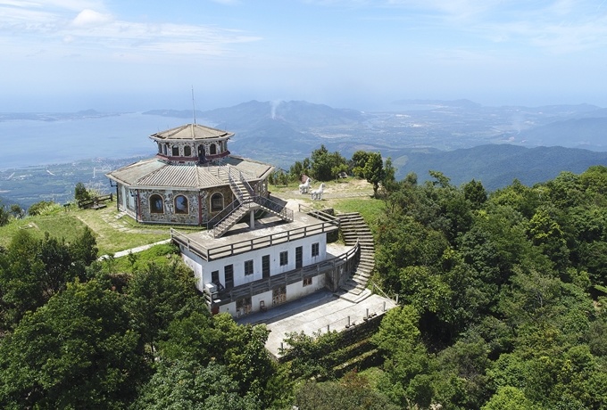 Vọng Hải Đài là điểm cao nhất ngắm cảnh trên đỉnh núi Bạch Mã. Từ đây có thể nhìn được vịnh Lăng Cô, Hồ Truồi... Ảnh: Nguyễn Đông.