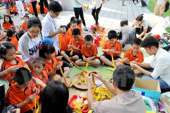 Nhiều hoạt động với các trò chơi dân gian nhằm hướng về cội nguồn dành cho trẻ em (Ảnh: tieudungplus.vn)