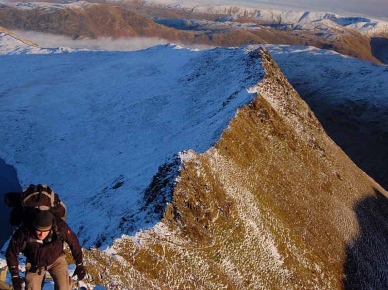 Striding Edge, Anh quốc: Đây là một trong những tuyến đi bộ đường trường khó khăn nhất ở Anh. Đoạn nguy hiểm nhất là dốc dẫn xuống Swirral Edge vì bề mặt đường rất trơn, đặc biệt trong điều kiện thời tiết ẩm ướt.