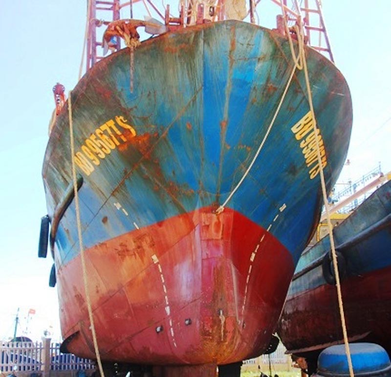 Con tàu BĐ 99567 TS của ngư dân Nguyễn Văn Mạnh (huyện Phù Mỹ) chờ tới lượt sửa chữa