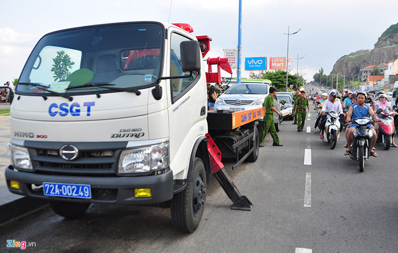  Trong khi đó, nhiều tài xế vẫn phớt lờ cảnh báo của lực lượng chức năng, đỗ xe ở khu vực cấm trên đường Thùy Vân nên lực lượng Công an TP Vũng Tàu buộc phải lập hồ sơ xử lý phạm.