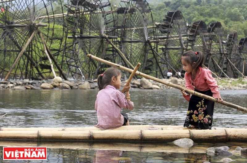 Những đứa trẻ bản Nà Khương di chuyển bè mảng trên sông Nậm Mu.