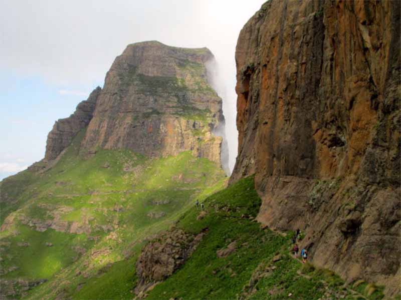  Drakensberg Traverse, Nam Phi: Nhiều người được cho là đã thiệt mạng khi chinh phục con đường dài 65km này, nhưng con số chính thức không được công bố. Đoạn nguy hiểm nhất là địa điểm du khách treo lên thang dây để tới một cây cầu hẹp.