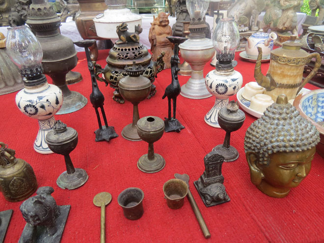 Các đồ dùng, vật dụng của giai đoạn trước đây trong đời sống người dân Việt Nam nói chung và Đà Nẵng nói riêng được giới thiệu tại phiên chợ. Ảnh: NGỌC HÀ