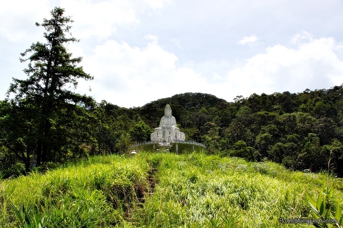 Tượng phật Quan âm trong vườn quốc gia Bạch Mã, một điểm đến tâm linh được nhiều du khách tìm đến. Ảnh: Phạm Quang Tuân.