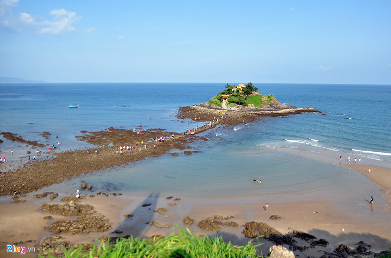 Chiều 2/9, thủy triều rút làm lộ con đường bằng đá nối bờ với đảo Hòn Bà ở Bãi Sau, rất nhiều người dân đi sang đảo để viếng chùa.  