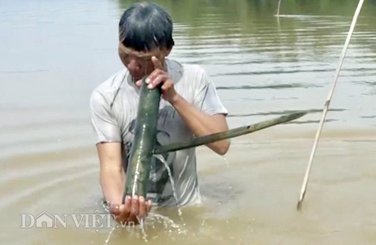 Ống là dụng cụ làm bằng thân cây tre đã được phơi khô có đường kính khoảng 3cm, dài 1,2m.