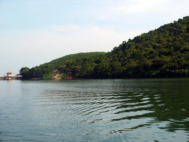 Hồ có diện tích khoảng 400 ha, dung tích lòng hồ đến 60 triệu mét khối nước, là công trình thủy lợi lớn nhất ở tỉnh Thừa Thiên - Huế. Hồ Truồi được xây dựng với mục đích tưới tiêu cho đồng ruộng các xã Lộc Hòa, Lộc Điền thuộc huyện Phú Lộc.
