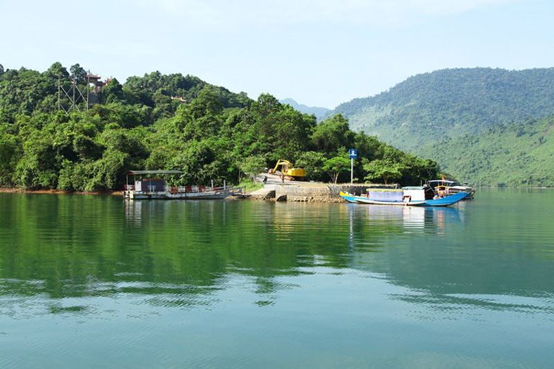 Hồ Truồi là công trình thủy lợi lớn nhất tỉnh Thừa Thiên-Huế, được xây dựng vào năm 1996.
