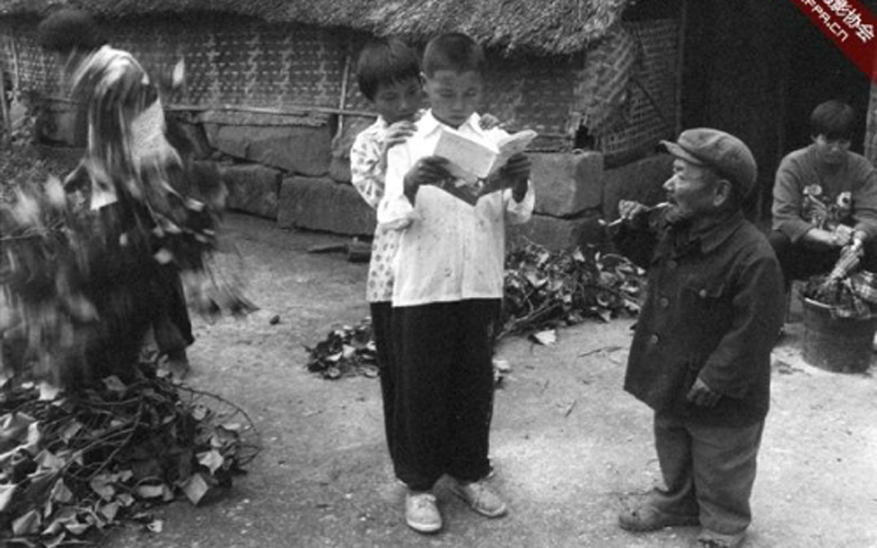 Theo Telegraph, giữa những năm 1920 - 1970, một dịch bệnh hiểm nghèo đã hủy hoại cuộc sống hạnh phúc của dân làng Yangsi, chủ yếu tác động lên lũ trẻ. Làng chỉ có hơn 100 hộ gia đình, hơn một nửa trong số đó có con nhỏ đột nhiên mắc bệnh trong khoảng 3-8 tuổi. Lũ trẻ bị đau đầu gối, yếu tay và chân, mất khả năng vận động, cha mẹ chúng lo lắng đến y sĩ nhưng không tìm được nguyên nhân. Vài năm sau khi gặp phải những triệu chứng trên, bọn trẻ không cao lên nữa. Người làng hoang mang, bởi họ sống trong một vùng, uống cùng một giếng nước, lấy lương thực từ cùng một mảnh đất, và những đứa trẻ không phải kết quả của hôn nhân cận huyết thống. Ảnh: ​Wu Chuanming.
