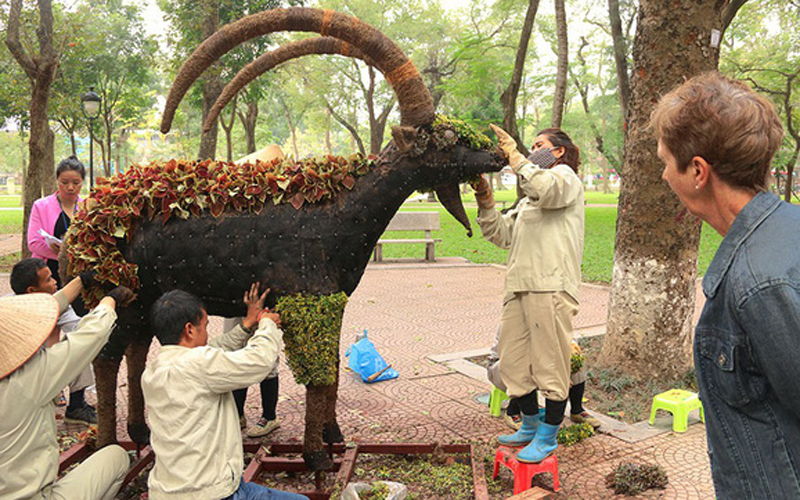 Các con vật được làm bằng khung sắt, sau đó bọc lưới và lót đất bên trong. Để các con vật trở nên sinh động, bắt mắt, các nghệ nhân phủ lớp cây, hoa ở bên ngoài.