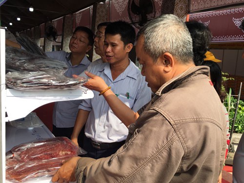Người tiêu dùng chọn mua khô bò Lào tại Tuần lễ Sản phẩm Lào ở TP HCM.