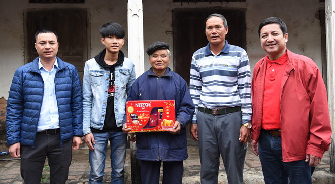 NSƯT Chí Trung cùng Nguyễn Công Thành (thứ 2 từ trái sang) cùng chia sẻ món lộc xuân đến với người thân của mình tại quê nhà Thanh Hóa.