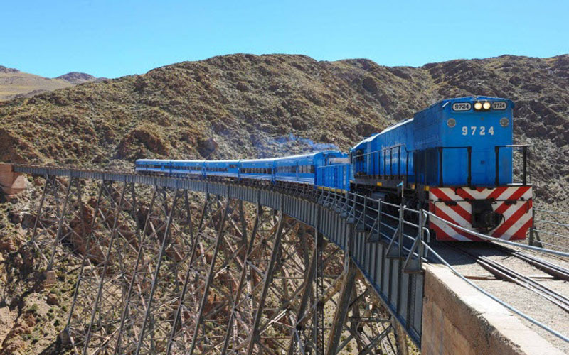  Tuyến đường ray Tren a las Nubes nằm ở độ cao cách mặt nước biển 4.220 m và là đường ray cao thứ 5 trên thế giới.