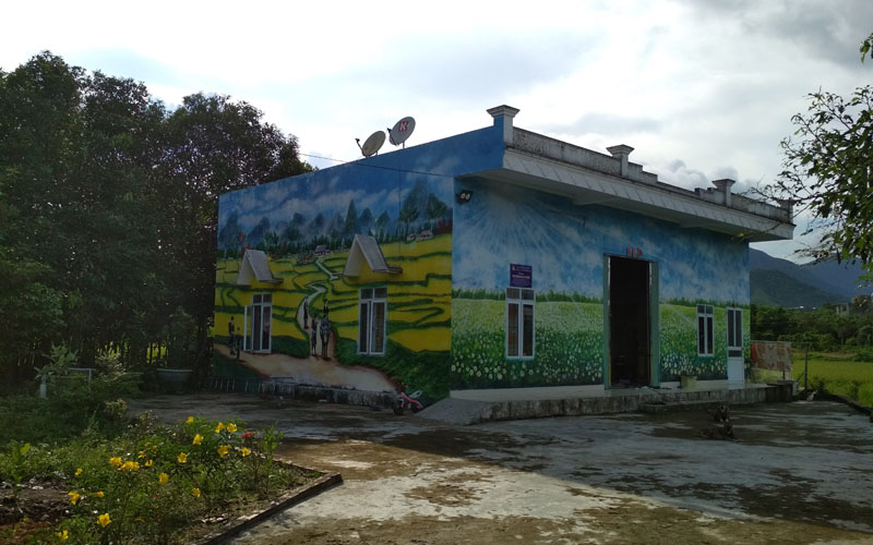 Hình ảnh cánh đồng lúa, hoa rực rỡ ở vùng biên giới được thể hiện trên tường nhà