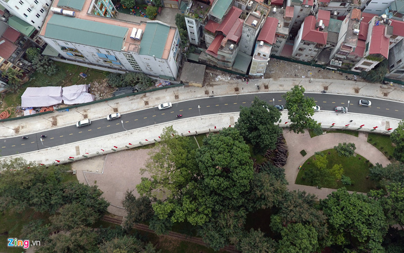  Đây được coi là một trong những con phố thơ mộng và đẹp ở Hà Nội, khi chạy bên rìa công viên Thống Nhất, với những đường cong uốn lượn.