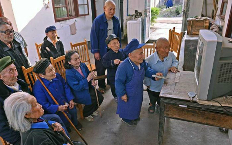  Nằm về phía tây nam tỉnh Tứ Xuyên, Trung Quốc, làng Yangsi ngày nay có 80 cư dân sinh sống, trong đó khoảng 46 người tí hon - người cao nhất khoảng 116cm, thấp nhất khoảng 63cm. Yangsi còn có tên gọi khác là 