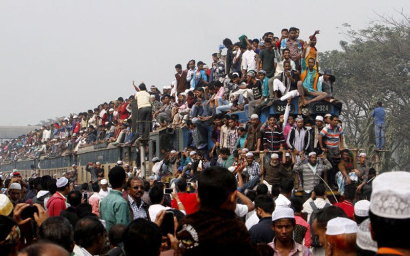 Đường ray tàu hỏa, Bangladesh: Cảnh tượng những đoàn tàu đông đúc với hành khách ngồi trên nóc rất phổ biển ở Bangladesh, một trong những quốc gia có mặt độ dân cư đông nhất thế giới.