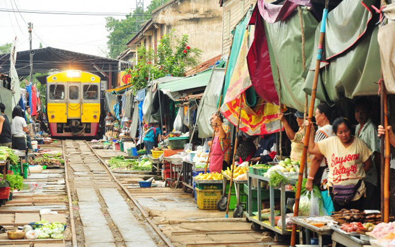 Đường ray tàu hỏa Maeklong, Thái Lan: Đường ray trông giống như một khu chợ đông đúc ở châu Á, nhưng khung cảnh thay đổi khi bạn thấy đoàn tàu di chuyển qua khu chợ vài lần mỗi ngày.