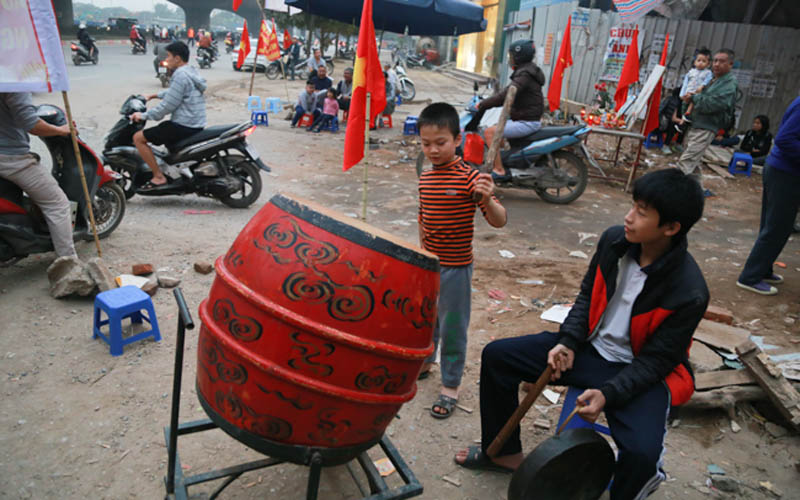 Ở ngoài đường Nguyễn Xiển, trẻ em cũng cùng người lớn tham gia phản đối việc bịt lối đi.
