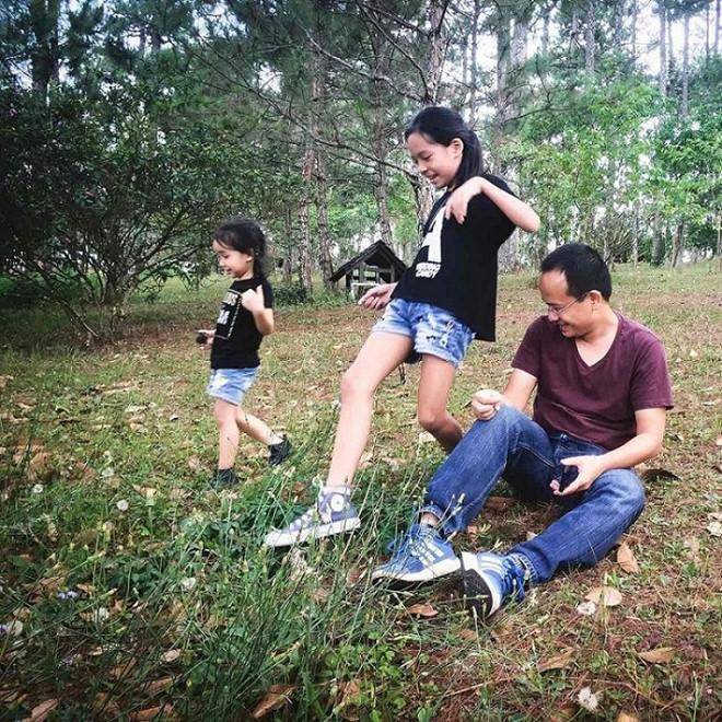 Chồng cùng 2 con gái của chị Trang trong khu vườn nhà. Nguồn: FBNV