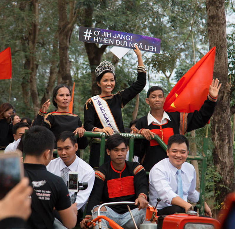 Hoa hậu Hoàn vũ Việt Nam đi xe công nông về làng, nở nụ cười thân thiện với người dân buôn bản