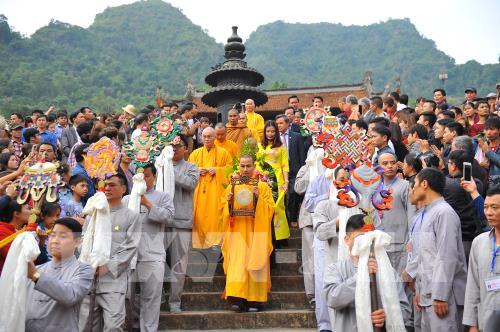 Cung nghinh Thượng tọa Thích Minh Hiền và Chư Tôn Đức tăng ni ra lễ đài khai mạc khai hội chùa Hương. Ảnh: Minh Đức - TTXVN