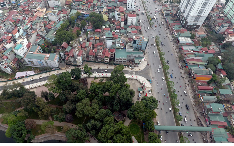 Phố Nguyễn Đình Chiểu bắt đầu từ điểm giao cắt với Trần Nhân Tông tới phố Tô Hiến Thành, nay được nối dài thêm 600 m kéo dài tới đường Đại Cồ Việt.