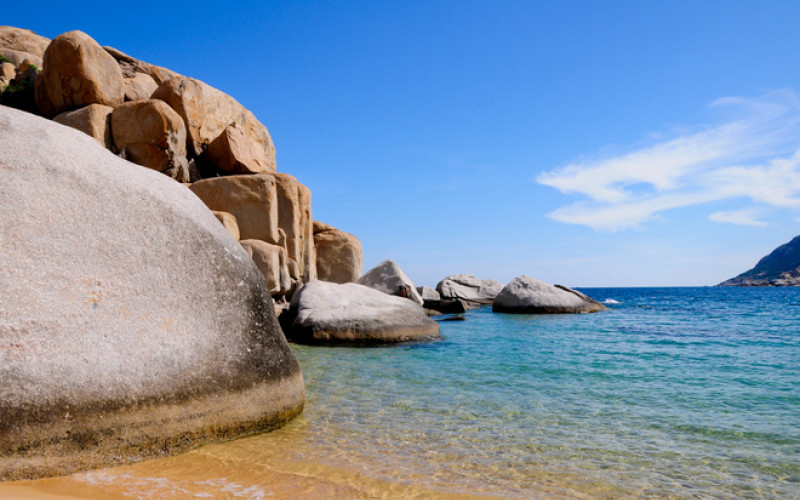 Nằm lặng lẽ bên bãi biển dưới chân hải đăng, với nước biển xanh biếc và cát trắng mịn, Hòn Chồng được tạo thành từ những tảng đá lớn với nhiều hình thù khác nhau rất đẹp.