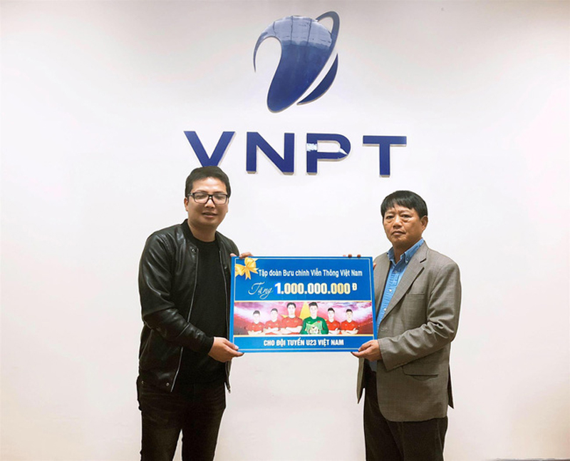 Phó Tổng Giám đốc VNPT Lương Mạnh Hoàng công bố số tiền tặng thưởng 1 tỷ đồng dành cho U23 Việt Nam