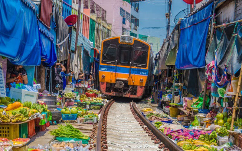  Mỗi khi tàu di chuyển qua, nó tạo nên một khung cảnh hỗn loạn khi tất cả các cửa hàng được dọn khỏi đường ray. Mọi thứ sẽ trở lại như cũ ngay sau khi đoàn tàu đi qua. Đây là một trong những đoàn tàu chậm nhất ở Thái Lan, với vận tốc 30 km/giờ.