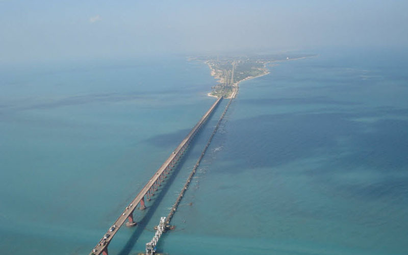  Đường ray Chennai-Rameshwaram, Ấn Độ: Tuyết đường ray này kết nối đảo Rameshwaram với thành phố Chennai. Cây cầu 103 năm tuổi và dài 2.065 m trên đường ray này đã được UNESCO công nhận là di sản thế giới.