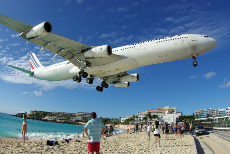 Sân bay quốc tế Princess Juliana: Máy bay chở khách thường cần đường băng ngắn nhất 2,5 km để hạ cánh an toàn, nhưng đường băng tại sân bay này chỉ dài 2,3 km. Một số máy bay lớn nhất thế giới A340 và Boeing 747 hạ cánh tại đây và chúng phải bay qua bãi biển và hàng rào để đáp xuống đường băng.