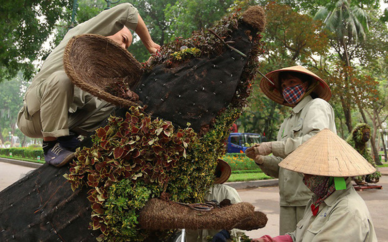 Một nghệ nhân cho biết, công đoạn tạo hình ban đầu là khó nhất bởi vừa phải thiết kế các khung sắt giống thật nhất lại phải thổi hồn, làm toát lên đặc điểm, thần thái của từng con vật. Trong ảnh là chú rồng được tạo hình từ hàng chục các loại cây, hoa như: bạch chỉ, tía đỏ, cây rệu, chuỗi ngọc…