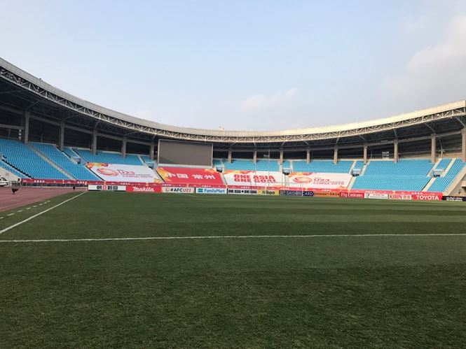 Mặt cỏ trên sân Thường Châu (Giang Tô, Trung Quốc) tương đối đẹp. Mặt sân như thế này rất thuận lợi cho các cầu thủ có lối chơi kỹ thuật.
