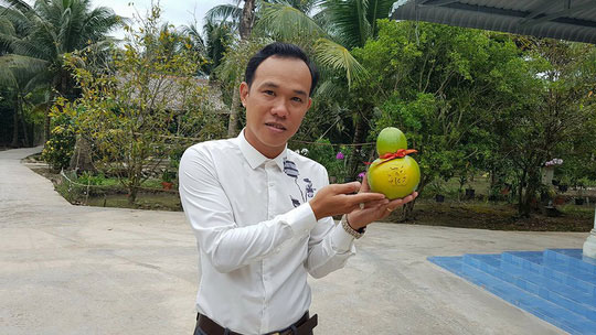 Anh Huỳnh Thanh Tâm, chủ nhân của dừa hồ lô.