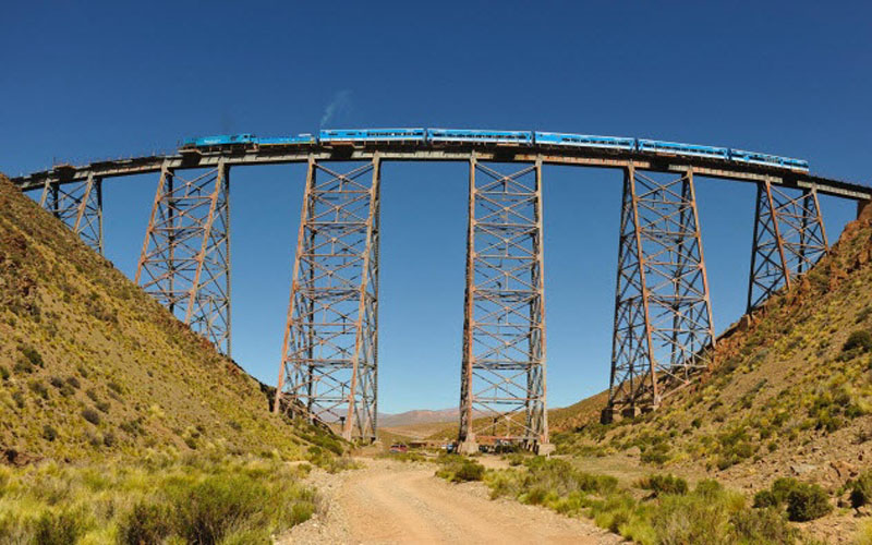 Đường ray Tren a las Nubes, Argentina: Đường ray tàu hỏa kết nối miền tây bắc Argentina với biên giới Chile qua dãy núi hiểm trở Andes.