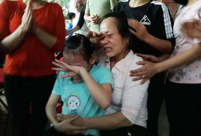 Mẹ của thủ môn Bùi Tiến Dũng - Bà Phạm Thị Điều khóc mừng trước chiến thắng của đội bóng U23 Việt Nam.