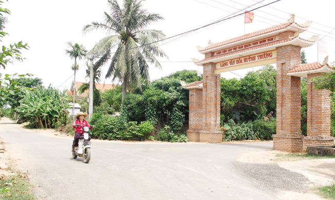 Đường quê ở Quảng Trị được bê tông, láng nhựa thuận lợi cho lưu thông, tạo động lực phát triển kinh tế.