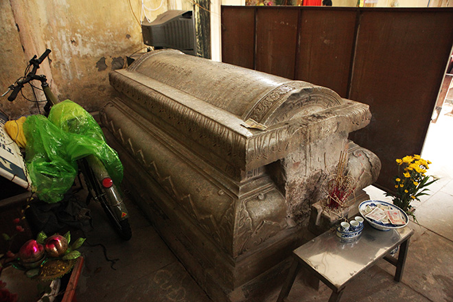 Đối diện với mộ ông Hoàng Cao Khải là mộ vợ ông -  bà Phạm Thị Tố.