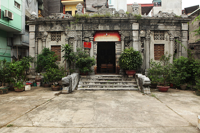 Toàn bộ lăng được xây bằng đá theo kiểu chữ “Đinh”, dài 8m, cao 6m. Công trình kiến trúc này được đánh giá là đạt đến trình độ kỹ thuật cao tay trong nghệ thuật điêu khắc đá của người Việt.