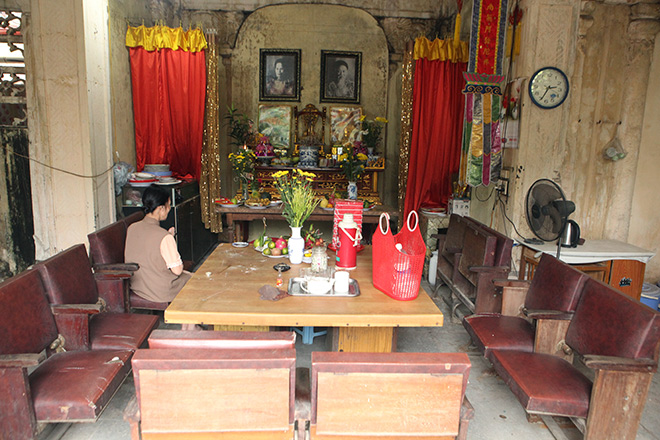 Bên trong hiện vẫn còn ban thờ và di ảnh của ông Hoàng Cao Khải và người vợ Phạm Thị Tố, ở giữa là bàn làm việc của tổ tuần tra.